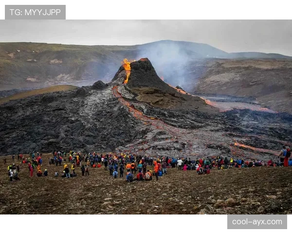 冰岛国家队在火山爆发中展现团结精神,彰显坚韧与希望 冰岛国家队在火山爆发中展现团结精神,彰显坚韧与希望