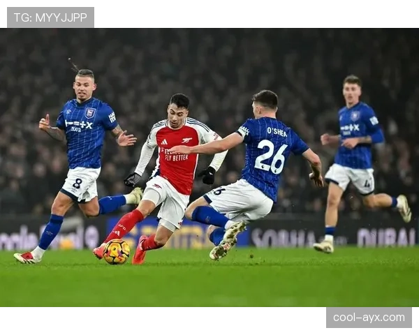 布鲁斯执教狼队近期表现稳健，球队竞争力持续提升